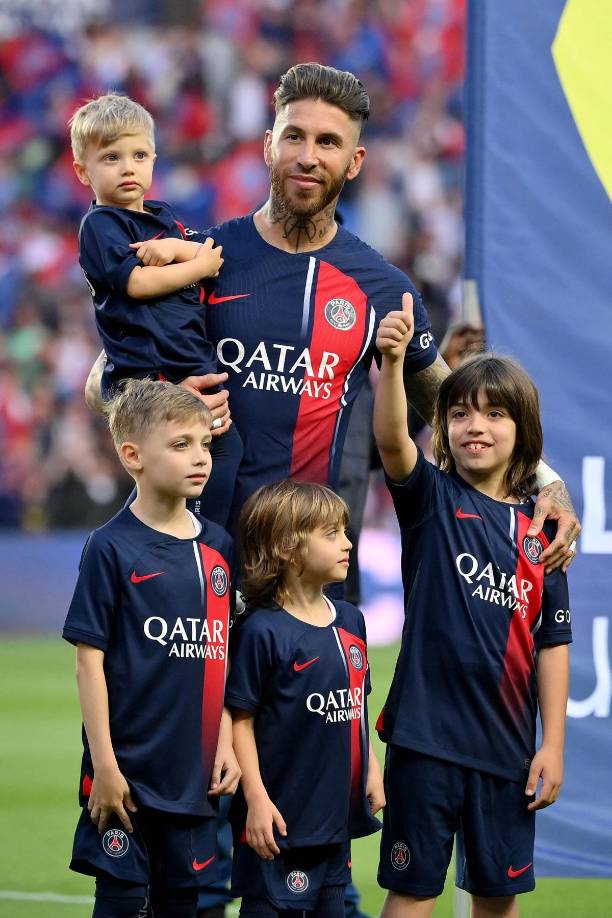 Sergio Ramos también en su despedida del PSG salió al campo con sus hijos.