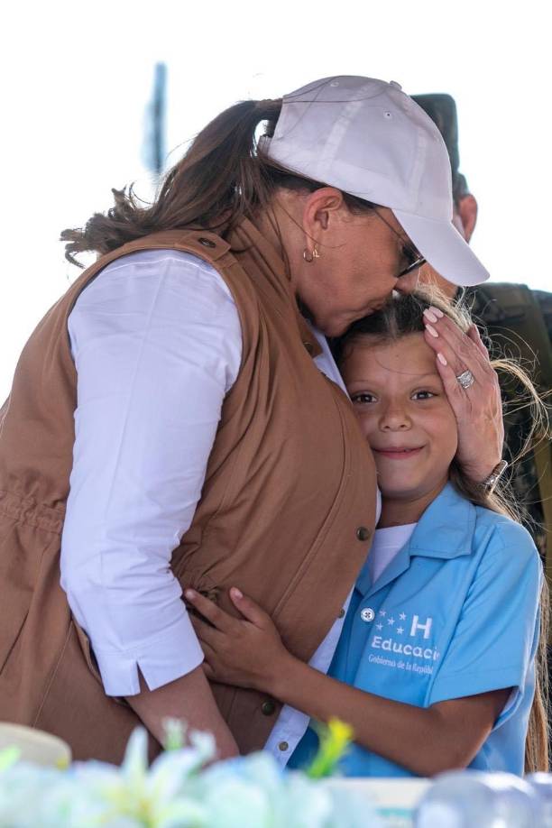 Durante el recorrido, niñas y niños mostraron afecto hacia la gobernante hondureña, quien el pasado 27 de enero cumplió un año como presidenta de Honduras; la primera mujer en la historia política del país en alcanzar la más alta magistratura. 
