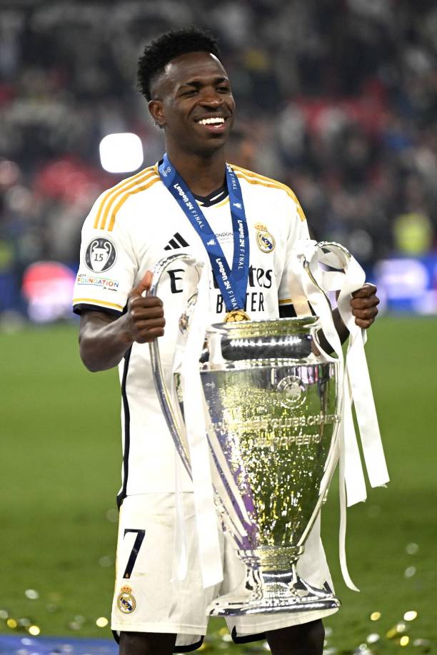 Vinicius volvió a ser protagonista en una final de Champions League gracias a su gol. Así posó con la Copa.