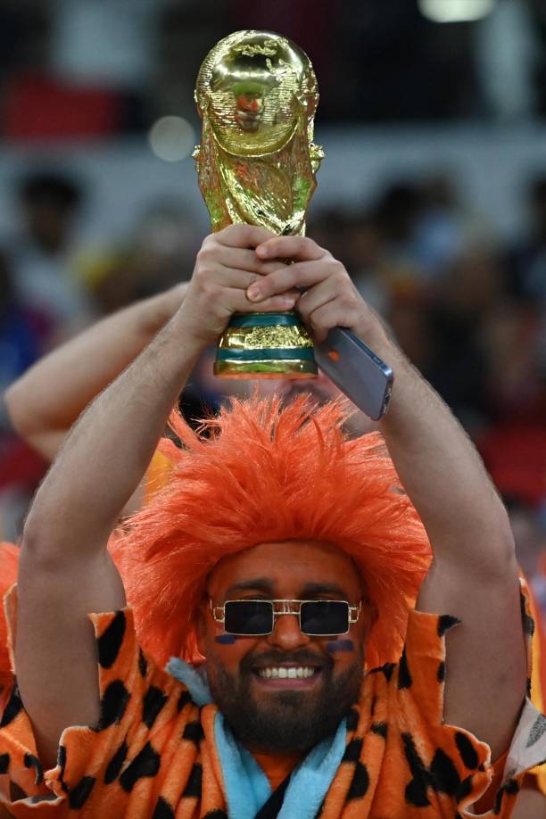 Los neerlandeses tampoco se quedaron atrás y estuvieron animando a su selección. Los holandeses tampoco se quedaron atrás y estuvieron animando a su selección. 