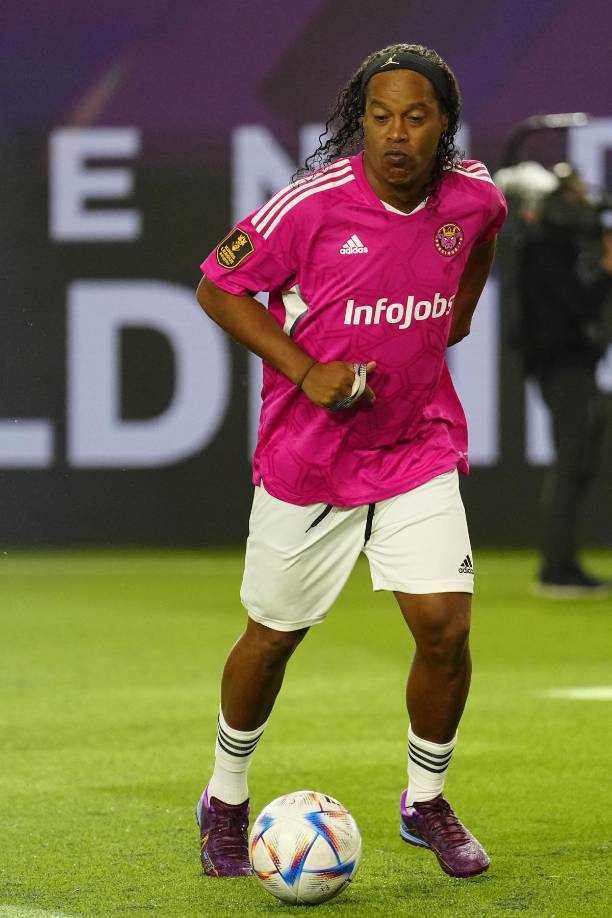 Ronaldo de Assis Moreira calienta antes del partido de la Kings League que jugó con el equipo del creador de contenidos Ibai Llanos.