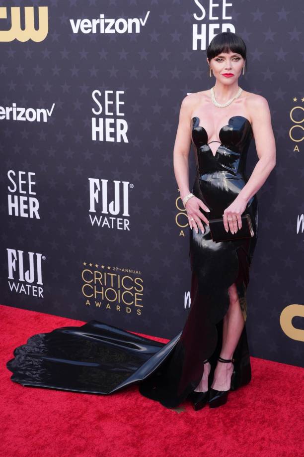Christina Ricci llamó la atención con su atuendp negro entallado y dejando la parte del busto en un sexy escote.