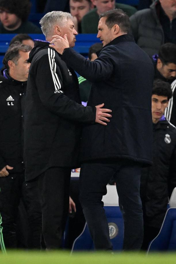 Frank Lampard saludando a Carlo Ancelotti al final del partido.