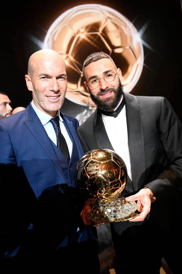 Zinedine Zidane, quien dirigió a Karim Benzema en el Real Madrid, fue el encargado de entregar el Balón de Oro al delantero francés.