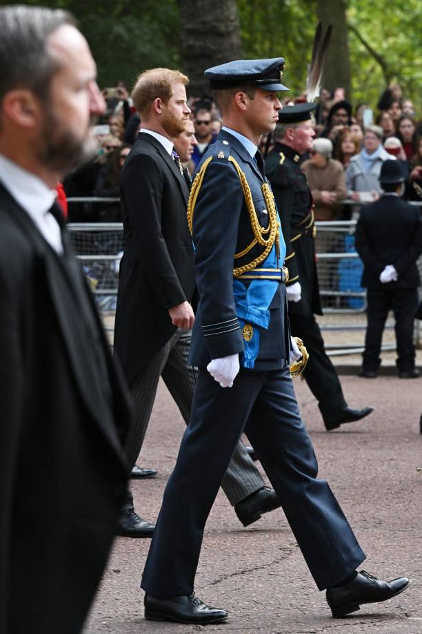 William, heredero al trono de su padre Carlos III, vestía uniforme militar. Harry, que tiene prohibido hacerlo desde que abandonó su vida como miembro de la realeza, vestía un traje en el que llevaba prendidas sus medallas.