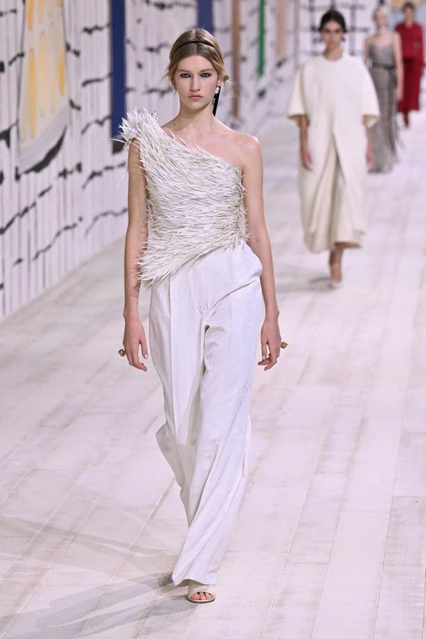 El muaré tiene la virtud de ofrecer distintos efectos visuales a medida que la tela se mueve.Fue con ese tejido que Christian Dior presentó una de sus más famosas creaciones, el vestido “La Cigale” (“La Cigarra”) en 1952.