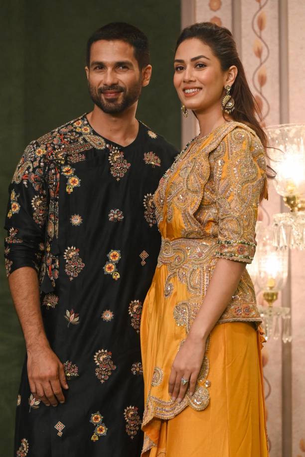 El actor de Bollywood Shahid Kapoor posa con su esposa Meera.