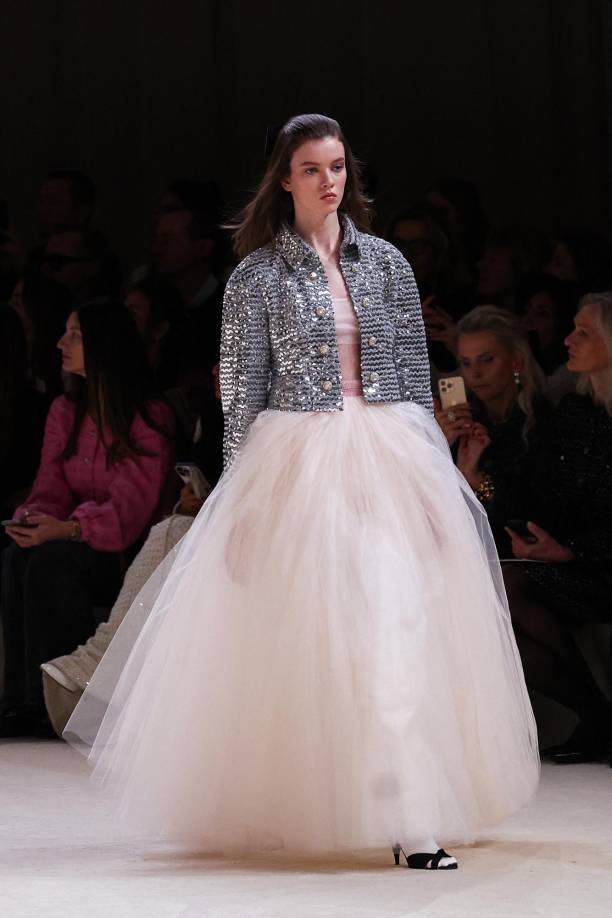 La emblemática chaqueta de tweed, diseñada por Coco Chanel en la década de 1950 e inspirada en las chaquetas austriacas de hombre, regresa en una ligera acuarela de rosa crema, cosida con hilos muy coloridos. También hubo sorpresas, como una versión acolchada de la chaqueta.