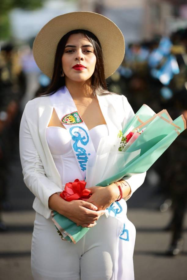 Esta hermosa chica luce un traje blanco lleno de elegancia.