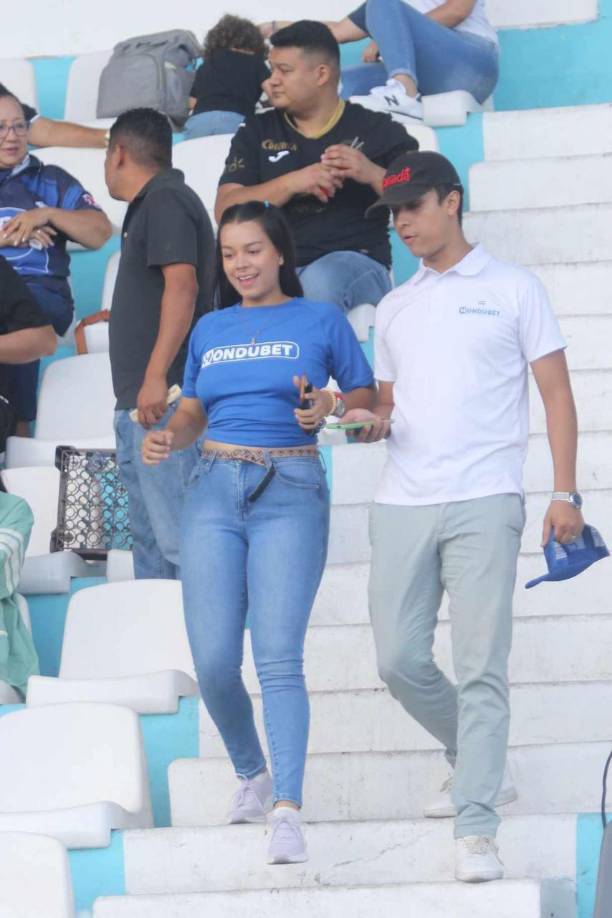 Fuera del terreno de juego, la belleza se hizo presente en el Estadio Nacional Chelato Uclés.