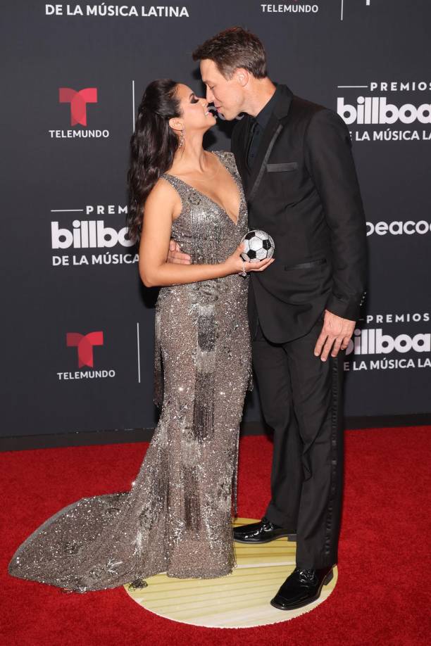 Joshua Jurka le plantó tremendo beso a la hermosa periodista hondureña en la alfombra roja ante la mirada de todos.