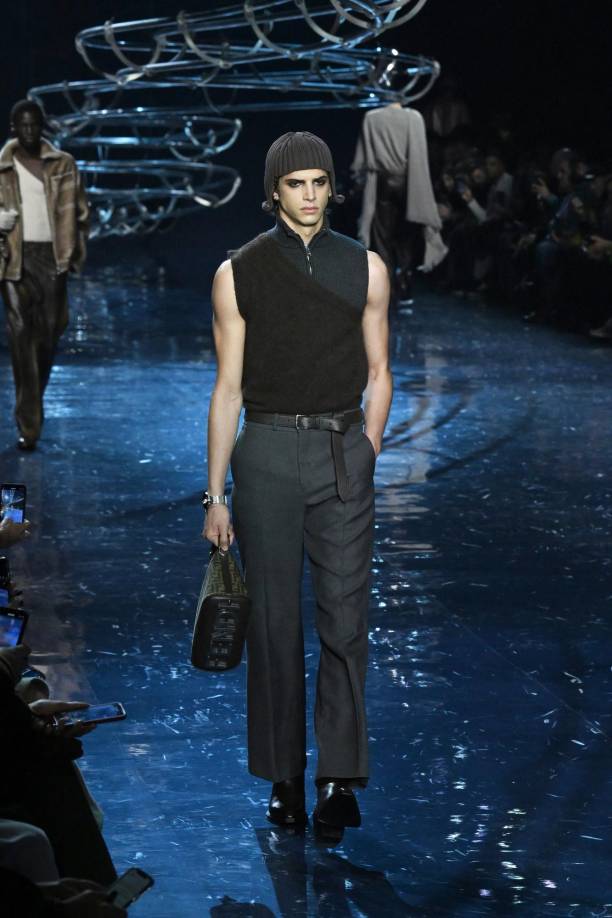 En su desfile, Fendi reinventó el estilo Dandy, con camisetas cortadas en diagonal para realzar un hombro o camisas con una sola manga larga destinadas a resaltar una parte del pecho. 