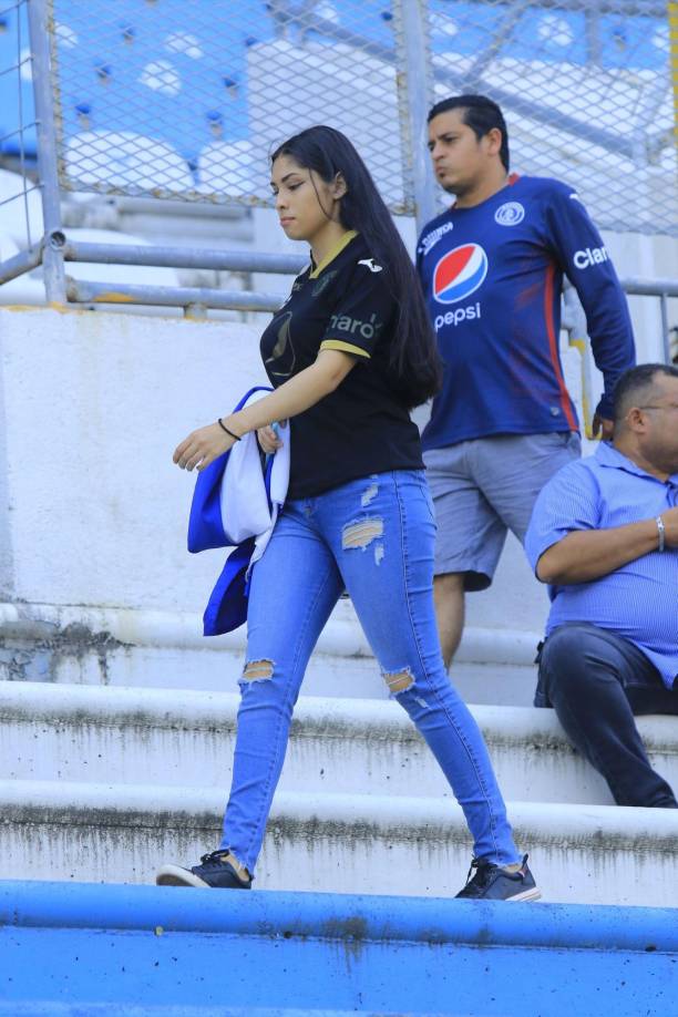 Una de las lindas jóvenes seguidoras del Motagua.