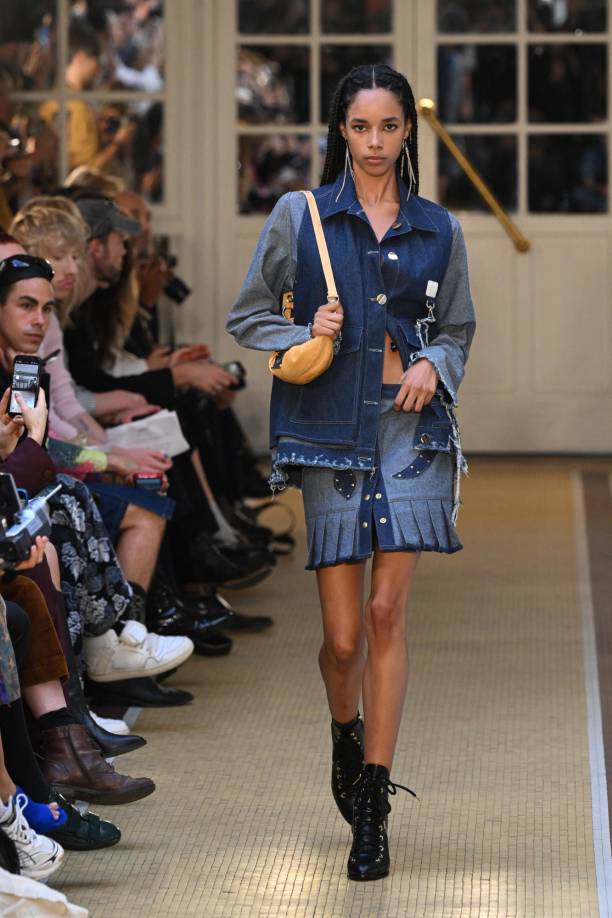 Victoria, aficionada al arte y antigua alumna, está enamorada de la moda experimental. El resultado es una línea de ropa neoartística con formas escultóricas y toques de colores vivos que recuerdan las pinceladas de un pintor.