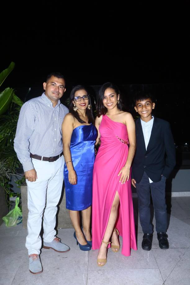 Andy Larios, Gabriela Suazo, Ixchel Larios y Gadiel Larios