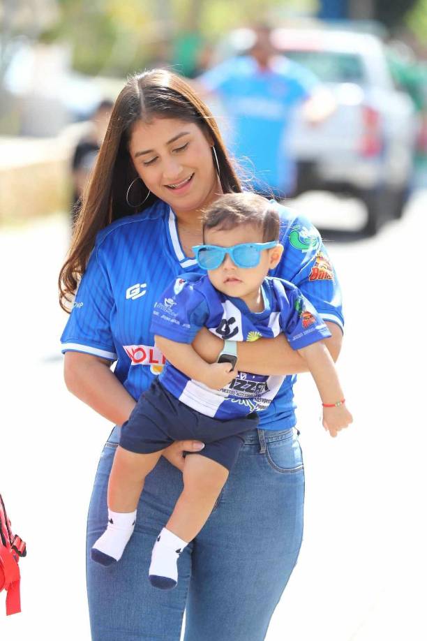 Indira Reyes, novia del jugador Selvin Guevara del Victoria, llegando con su hijo al estadio Ceibeño para ver el partido contra el Marathón.