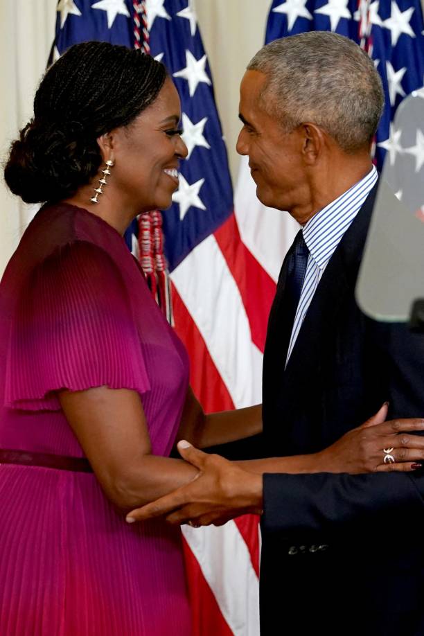 “Una chica como yo se supone que nunca debería de estar ahí al lado de Jacqueline Kennedy y Dolley Madison. Nunca debería haber vivido en esta casa y nunca debería haber sido primera dama”, reflexionó Michelle Obama, quien habló de la necesidad de crear un futuro que “incluya a todos los estadounidenses”.