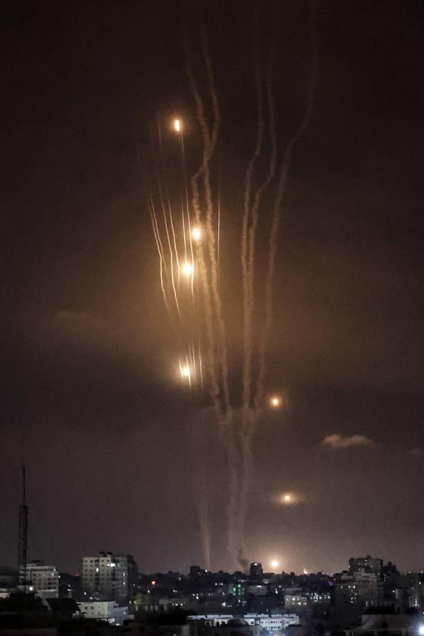 El Domo de Hierro, conocido en inglés como el “Iron Dome”, es una de las defensas primordiales de Israel frente a este tipo de ataques. Este sistema antimisiles posee un avanzado sistema de radar destinado a detectar la trayectoria de los proyectiles enemigos. 