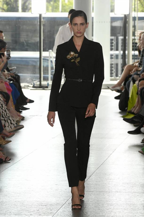 La adopción de esta tendencia ha tenido un impacto significativo en la industria de la moda. Marcas y diseñadores están adaptando sus colecciones para alinearse con los valores de modestia y sostenibilidad que promueve ‘Very Demure, Very Mindful’. Además, esta tendencia ha influido en las decisiones de compra de los consumidores, quienes ahora buscan prendas que reflejen estos principios.