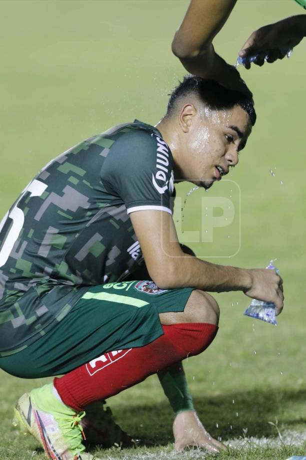 Las altas temperaturas afectaron a la plantilla de ambos equipos. Isaac Castillo del Marathón fue uno de los afectados.