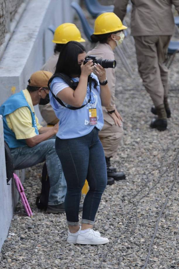 La joven Desired Majano se desempeña como fotógrafa y acudió a laborar al estadio Morazán en donde Real España venció 1-0 a la UPN.
