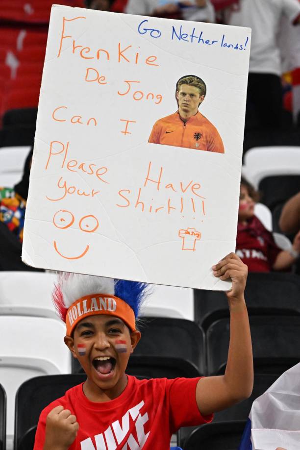 Y este pequeño aficionado tiene una petición para Frenkie De Jong, su playera.