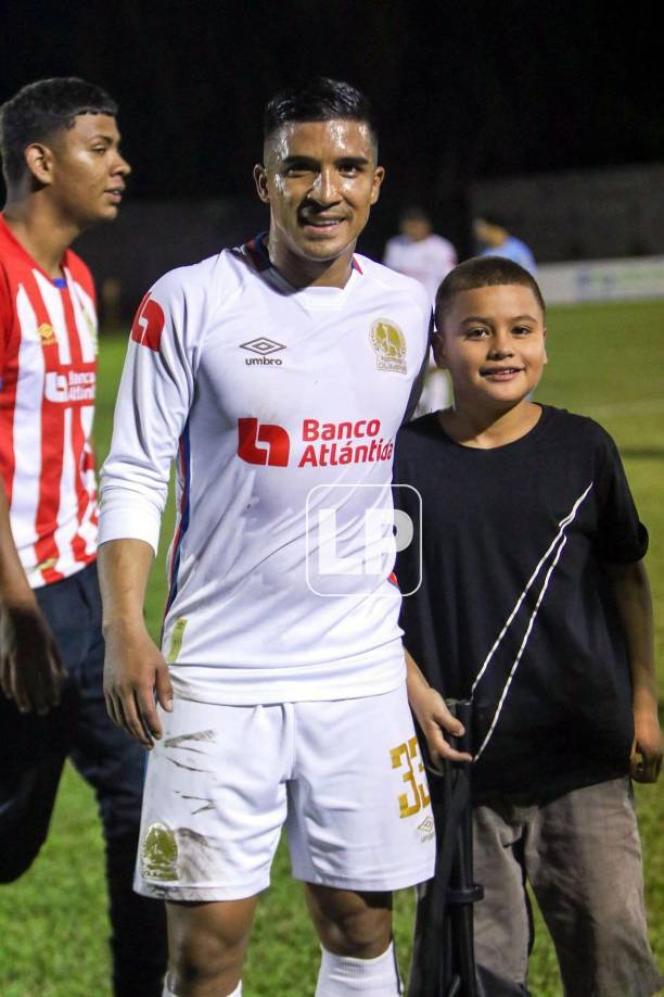 Este niño entró al campo al final del partido y le pidió una foto a Michaell Chirinos.