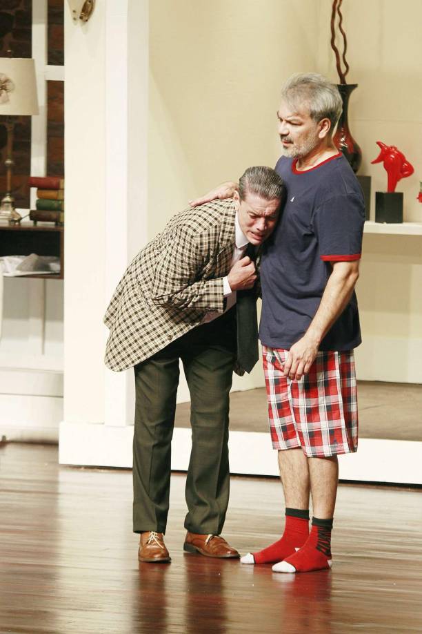 Néstor y Peralta son compañeros de trabajo, juntos viven la experiencia de sentir “fiaca”.