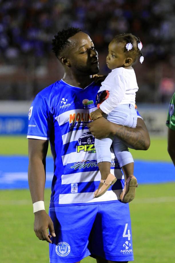 A la cancha del estadio Ceibeño salieron los hijos de los jugadores del Victoria y Vida antes del inicio del partido.