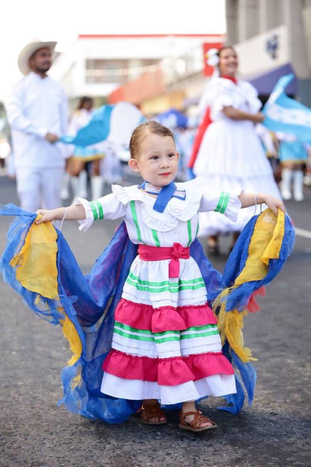 La pequeña Jade Jiménez del grupo Esencia Folklorica