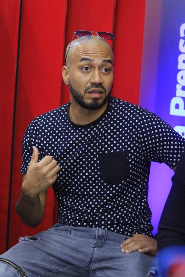 También compartió cómo fue los inicios del podcast: ”Aquí hay horas de desvelo de varios días, nos ha costado bastante, no es que iniciamos y de la noche a la mañana se nos dio, no ha sido fácil. Nos ha tocado buscar puertas y nos han cerrado, hemos sido rechazados muchas veces”.