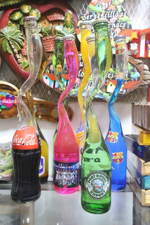 Botellas decorativas de bebidas carbonatadas y cervezas con un valor de 120 la unidad.