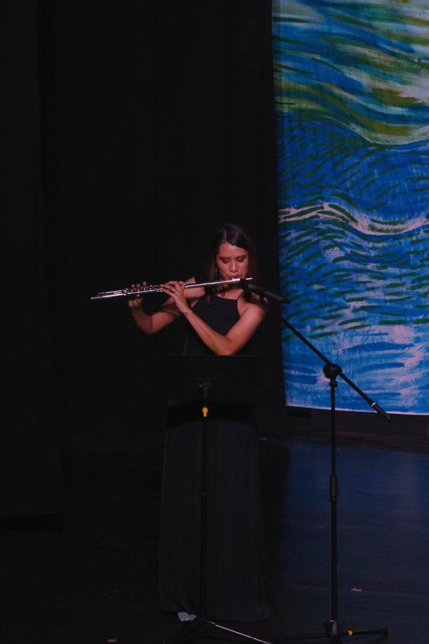 La flautista Audy Artica interpretó varias piezas musicales, luego de la presentación junto a Hary Ríos tocó “Fly Me To The Moon” de Frank Sinatra. 