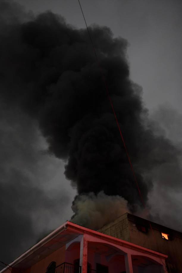 El incendio ha generado caos entre los locatrios y pobladores de la zona.