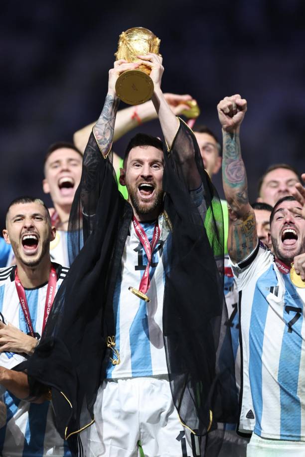 Messi alzando la Copa del Mundo.