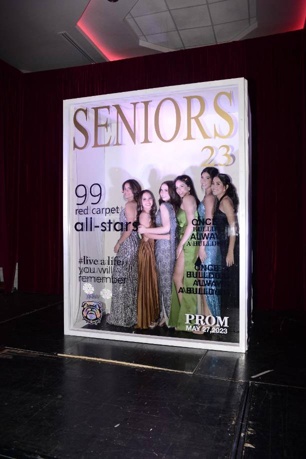 La decoración fue propicia para que los agasajados se sintieran como en una alfombra roja de primer mundo, creando un escenario para tomarse fotos al estilo de las portadas de revistas más prestigiosas. 