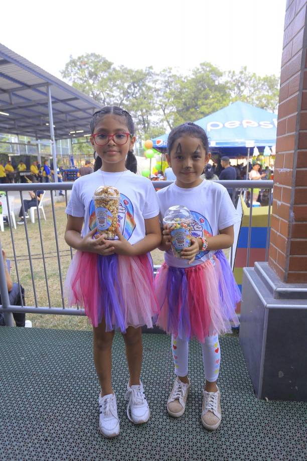 Las niñas lucieron bellas y adorables con sus trajecitos de colores y ofrecieron deliciosas palomitas de maíz en una original presentación.