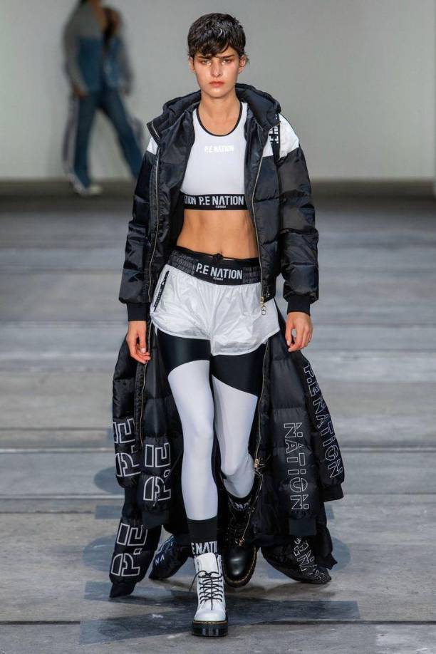 En paralelo, la influencia de las estrellas del pop y el hip hop, como los looks deportivos de TLC y Missy Elliott, contribuyó, y mucho, a que las prendas atléticas se consideraran estilosas.Las sudaderas oversize, los pantalones deportivos con franjas laterales y los conjuntos de dos piezas comenzaron a aparecer en las calles y en los armarios de quienes buscaban un estilo cómodo y relajado.