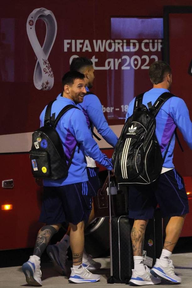 Leo Messi se mostró sonriente a la llegada de la selección argentina a Qatar.