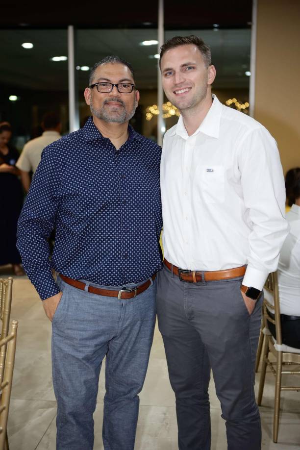 Tyler Bolner y José García (propietario del canal “Televizion” en Nueva Orleans).
