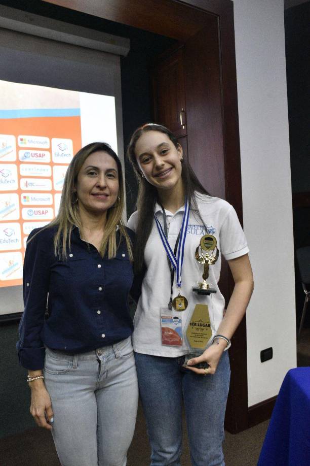 Con una sonrisa en su rostro y sus ojos a punto de llorar por la emoción del momento, Grace Maldonado, madre de Natalia, manifestó sentirse orgullosa.