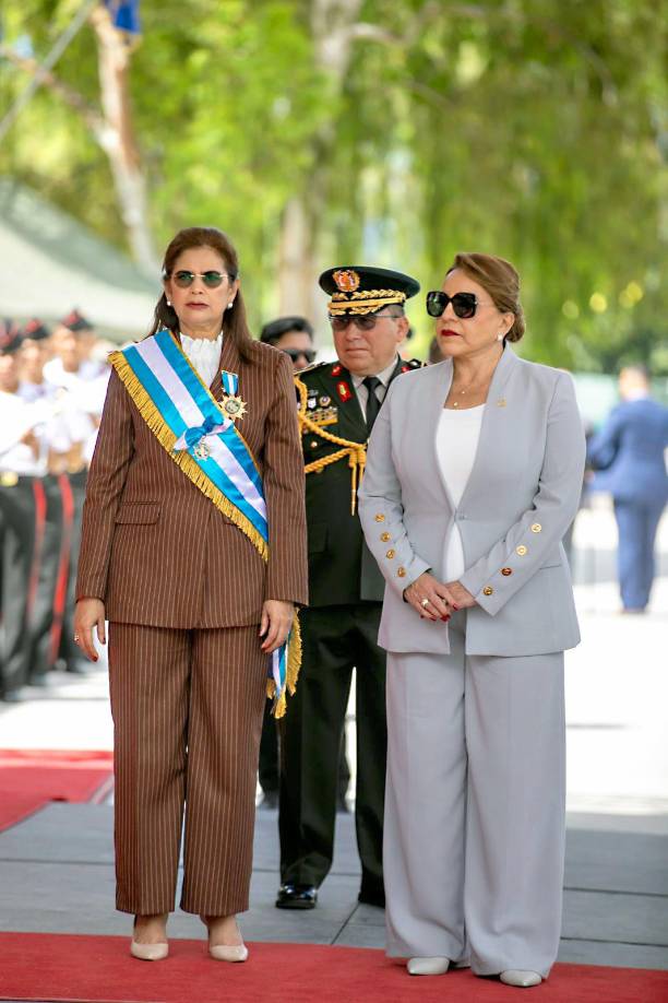 Pero lo que más llamó la atención fue que la misma presidenta Xiomara Castro colocó la banda a la ministra de Defensa. 