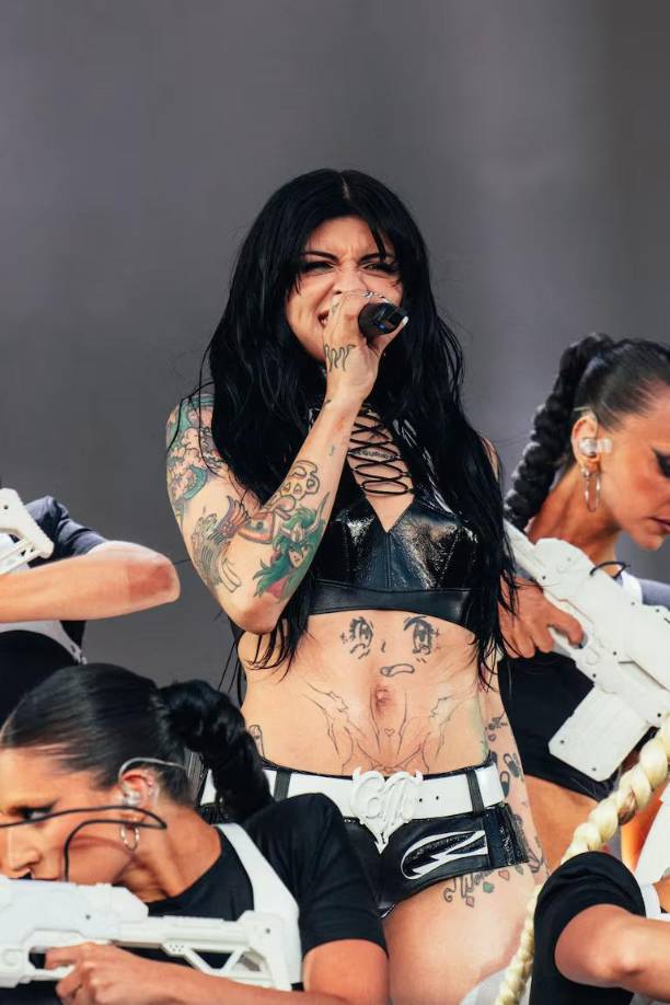 La “Jefa”, como la llaman sus seguidores, bailó y modeló su minishort, que acentuaba su cadera, mientras usaba un cinturón blanco con un corazón. Complementó su look con unas botas altas negras y su característico cabello con flequillo.