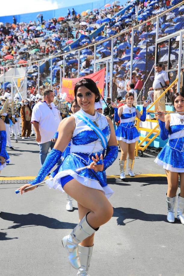 La hermosa Glerys Mejía acaparó las miradas del estadio Nacional.