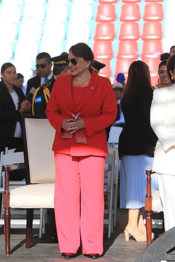 La presidenta Castro eligió un sobrio y elegante traje color rojo para liderar la fiesta de Independencia en Honduras. 