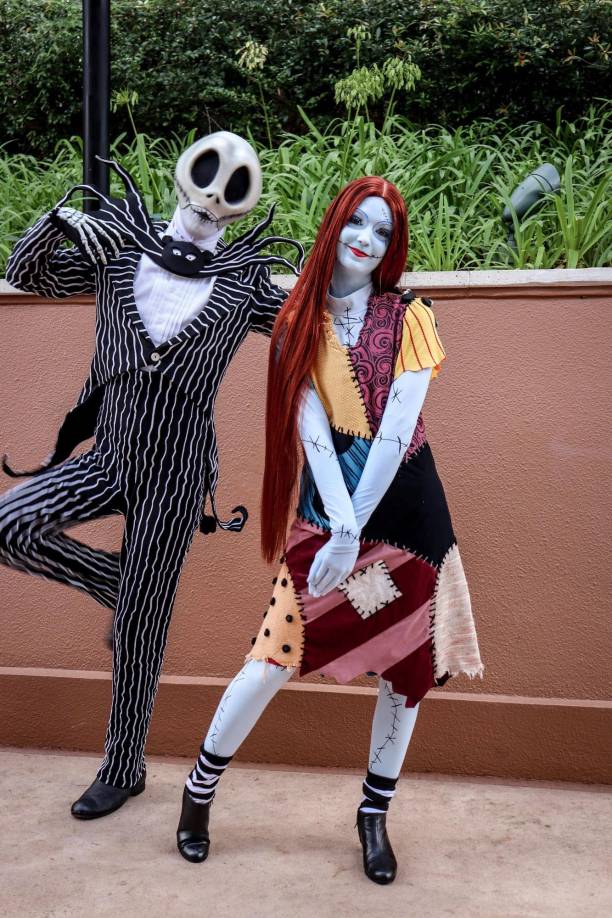 Jack y Sally son dos personajes ideales para replicar en octubre. Puedes encontrar sus trajes a la venta en internet, pero si prefieres buscarlos pieza por pieza, la recomendación es que lo hagas tan pronto como puedas para que no te falte nada a la hora de la fiesta. 