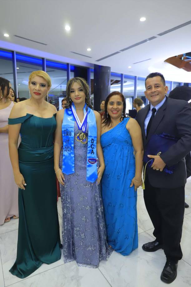 Yesica Rivera, Kendra Rivera, Idenia Bustillo y Osir Garmendia