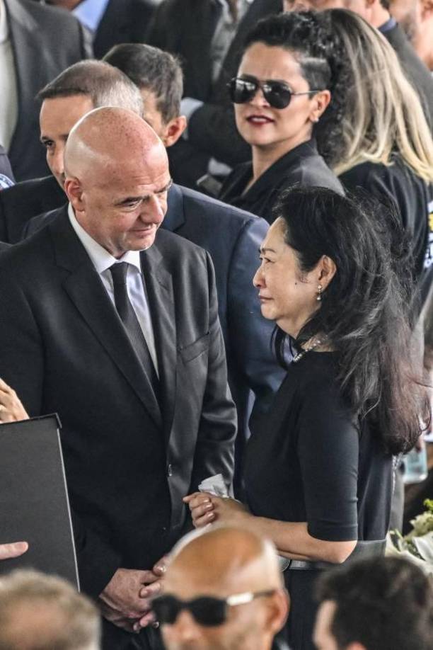 Además estuvo consolando a la esposa del exdelantero y su familia.