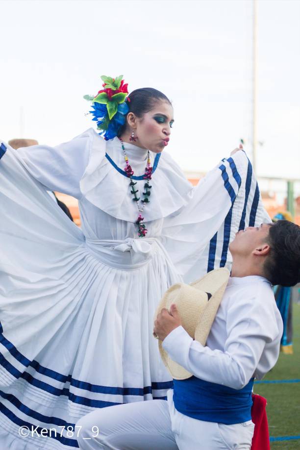 Una pareja de la Corporación Folklórica Usula baila una tradicional danza hondureña.