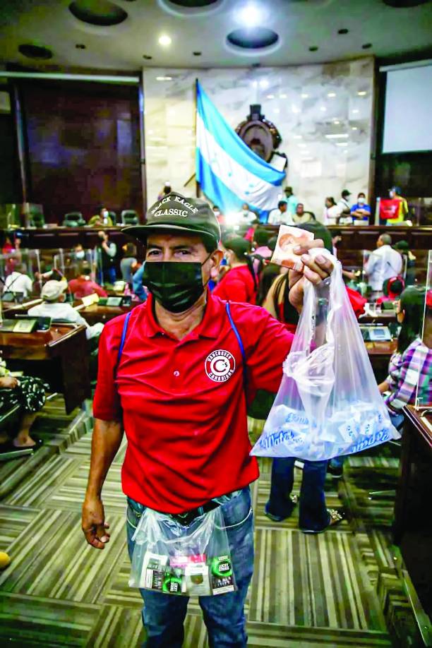  Un hondureño aprovecha para vender sus productos en la sala del Congreso Nacional. 